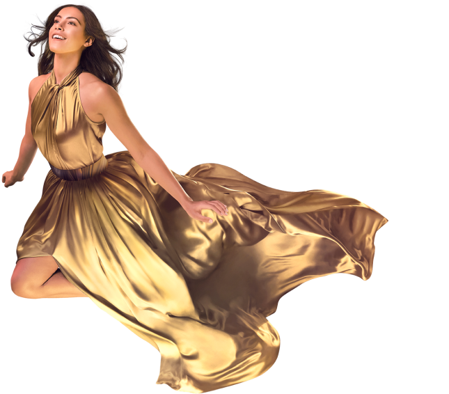 eine Frau im goldenen Kleid schwebt in der Luft zwischen den Wolken