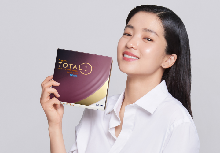 Woman holding Dailies TOTAL1 Product Box
