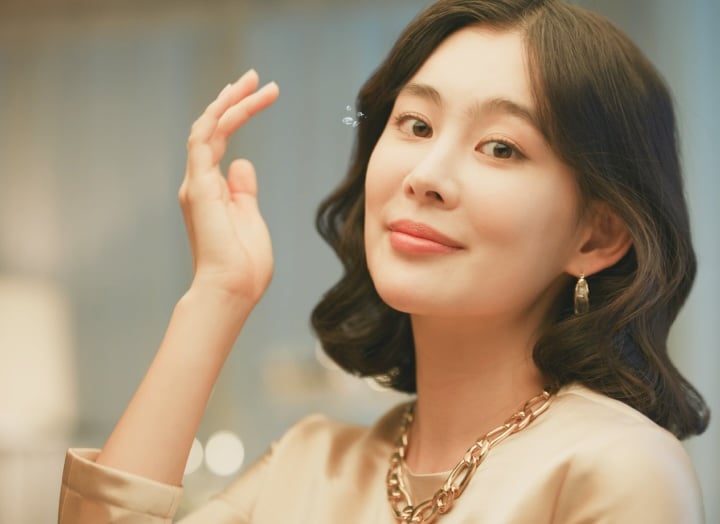 Woman experiencing hydrated eyes after putting in Total contact lenses