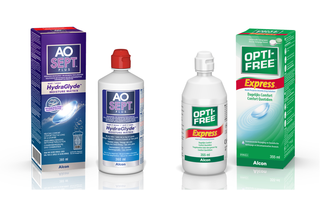 Productdoosjes en flessen van AOSept Plus HydraGlyde en Opti-Free Puremoist contactlensvloeistoffen van Alcon.