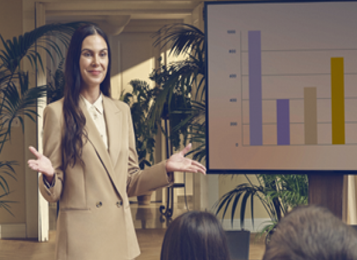 Donna che guarda indietro sorridendo mentre applaude